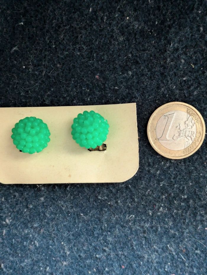 Boucles d'oreilles a clips vert fluo - photo numéro 3