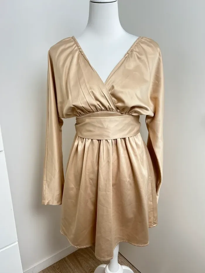 robe courte satinée champagne pretty little thing manches longues décolleté plongeant taille 36 - photo numéro 3