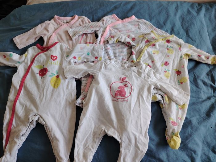 5 pyjamas et 6 bodies été