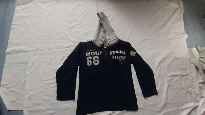 Sweet à capuche marine et gris