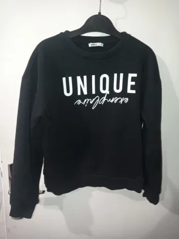 Pull noir avec écriture blanche