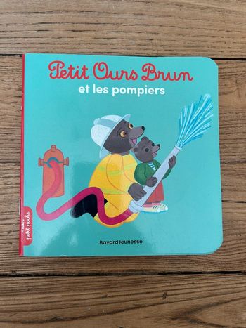 Petit ours brun et les pompiers