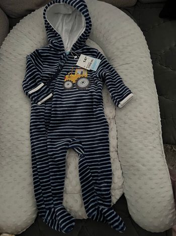 Neuf, Combinaison bien chaude