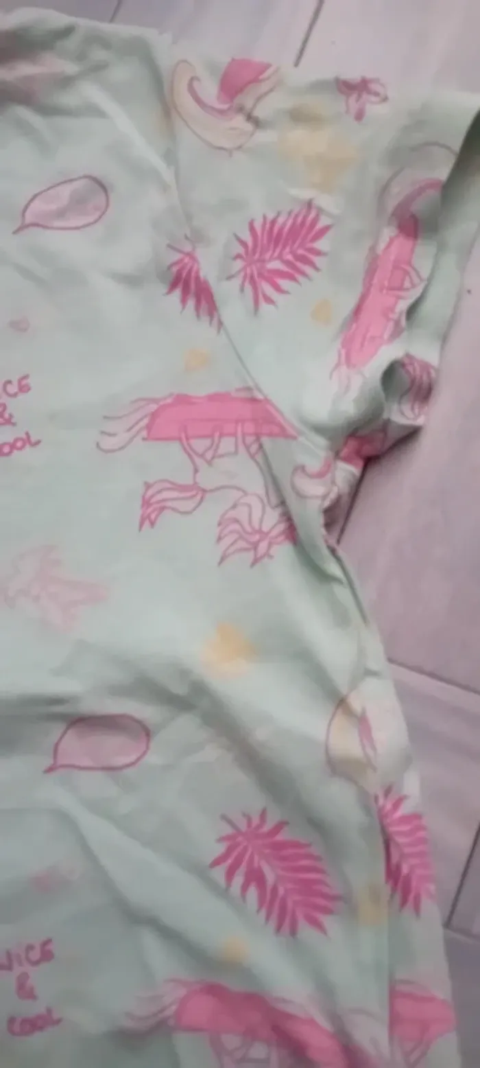 Joli Tee-shirt vert d'eau motifs licornes en très bon état 5 ans - photo numéro 3