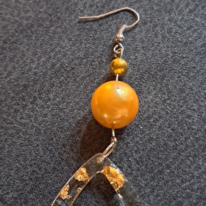 Boucles d'oreilles pendante en résine florale - photo numéro 7