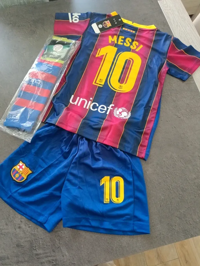 Tenue foot Léo Messi FC Barcelone. T.18