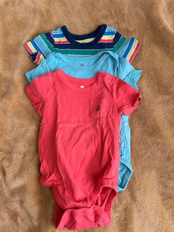 Lot de 3 bodies manches courtes  Marque GAP  taille 12-18 mois Très colorés, pression