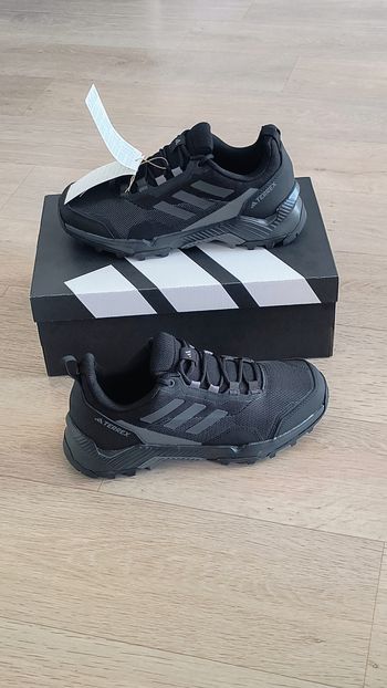 Chaussures de randonnée Adidas terrex noir taille 41 1/3 neuves 