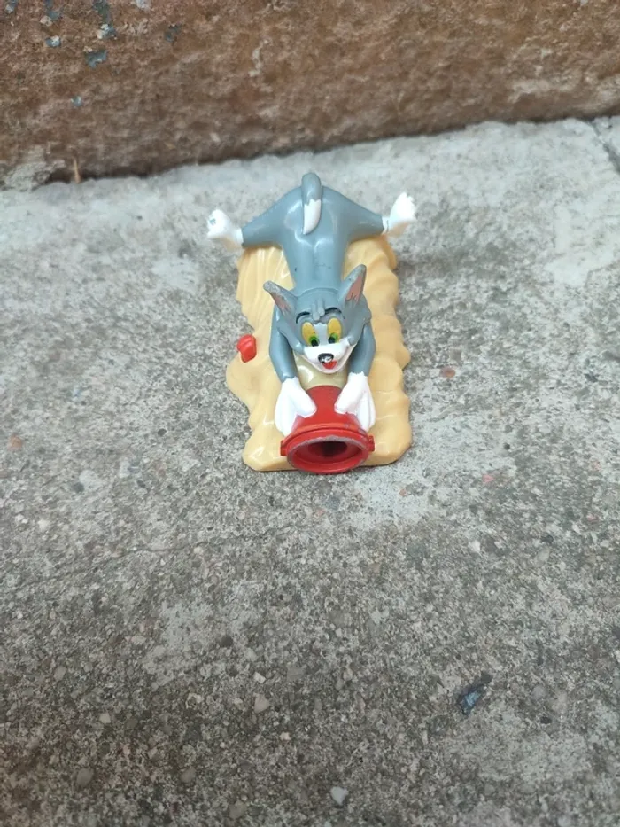Figurine tom