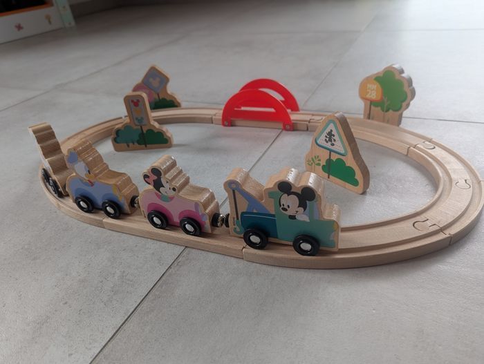 Circuit voiture bois Disney - photo numéro 3