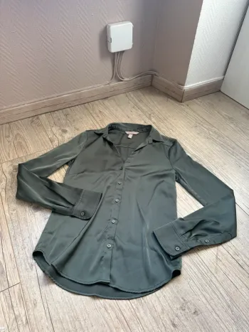 Chemise satinée vert foncé hm