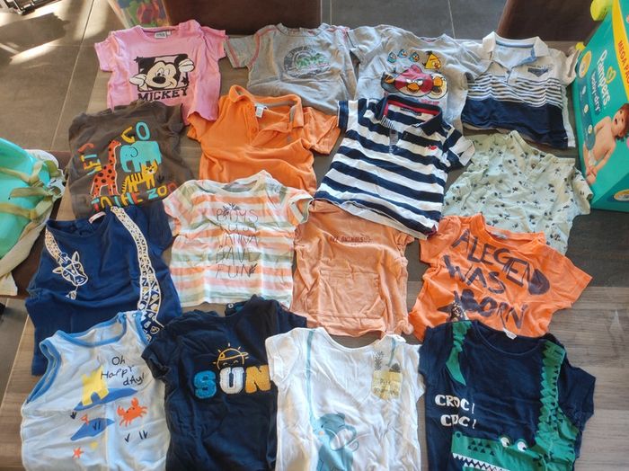 Lot 16 tee shirts 18 mois