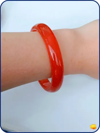 Bracelet en résine rouge marbré tendance bohème été