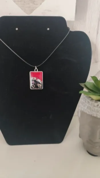 Collier rouge et pierres nacrées noires neuf