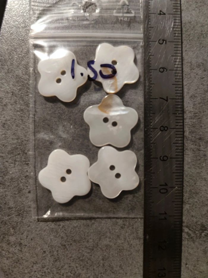 lot de 5 boutons en nacre / blanc / env 1.5 cm