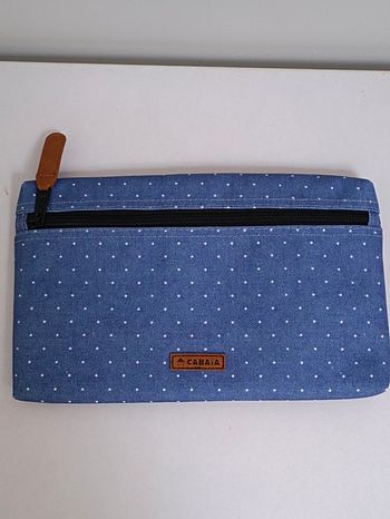 Pochette zippée cabaïa 25x15 cm vous pouvez l'accrocher à la ceinture 
 neuve jamais utilisée envoi rapide