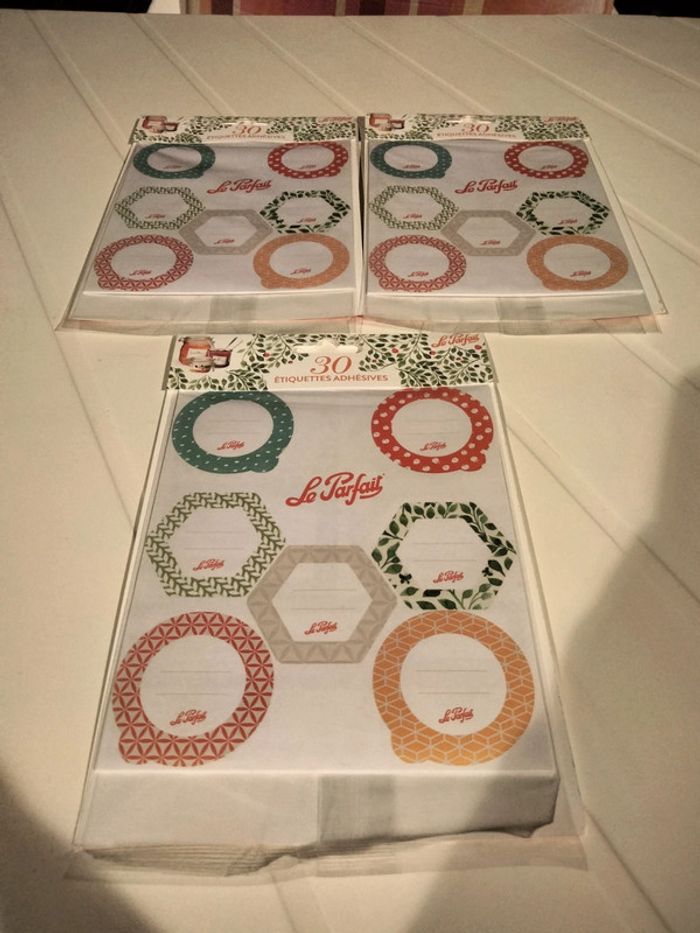 Lot de 90 étiquettes neuves de différentes formes le parfait