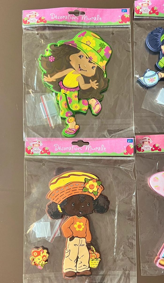 Stickers décoration murale Charlotte aux Fraises et ses amies - photo numéro 3
