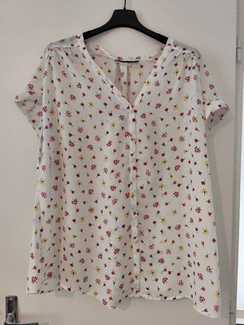 Chemisier blanc à fleurs manches courtes taille 50/52 Kiabi