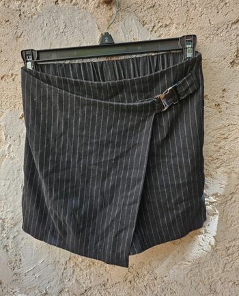 Jupe short trapèze courte noir avec rayure et détail de sangle