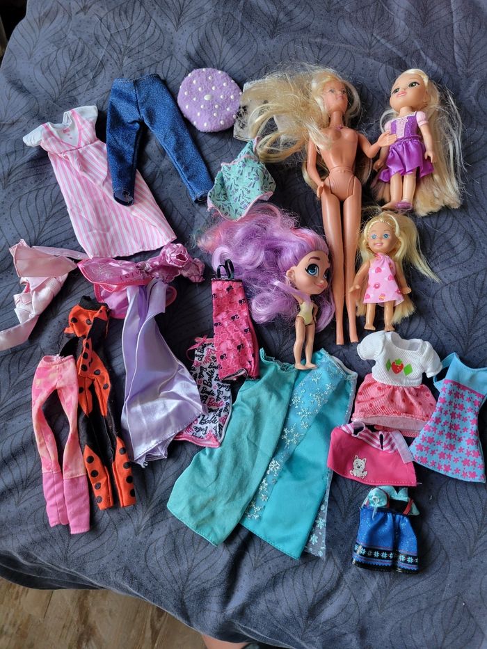 Lot vêtements Barbie+ poupée