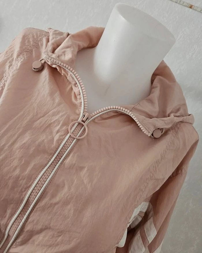 Veste imperméable, à capuche, manches
longues. Avec 2 poches.
Don't call me. Jennyfer.
Taille :XS - photo numéro 2