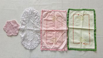 Lot 4 petits tapis / napperons dentelles