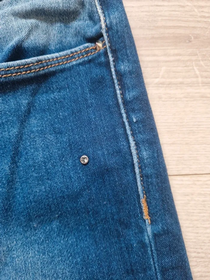 Jean 7/8 Guess taille FR 38 / US 28 - photo numéro 2