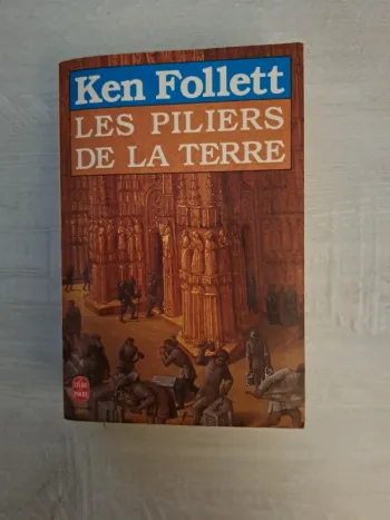 Livre Les pilliers de la Terre - Ken Follet - bon état