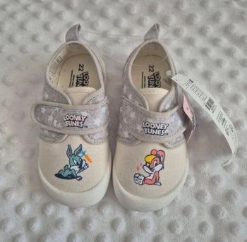 Chaussure bébé neuve taille 22