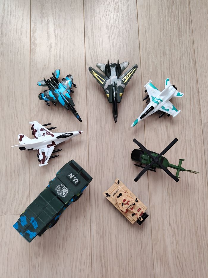 Lot de véhicules de guerre