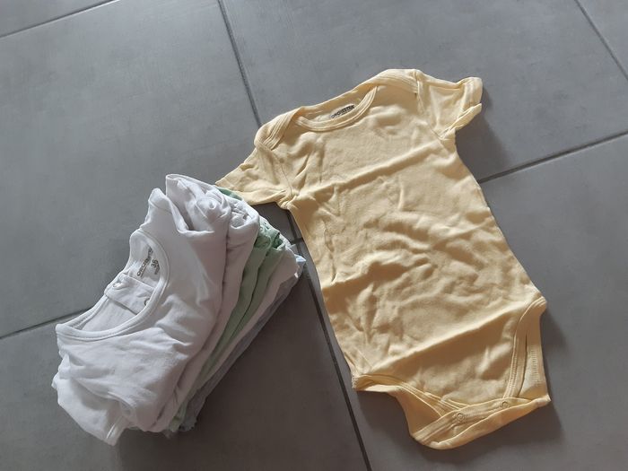 Lot de 8 bodies manches courtes taille 36 mois