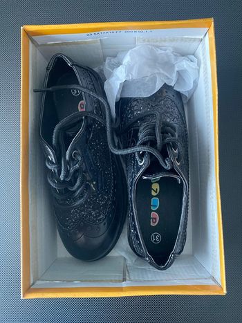 Chaussure fille avec lacet très chic taille 31