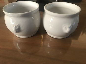 2 récipients ronds blancs