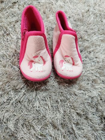 Joli petit chausson rose fermeture éclair pointure 23 licorne