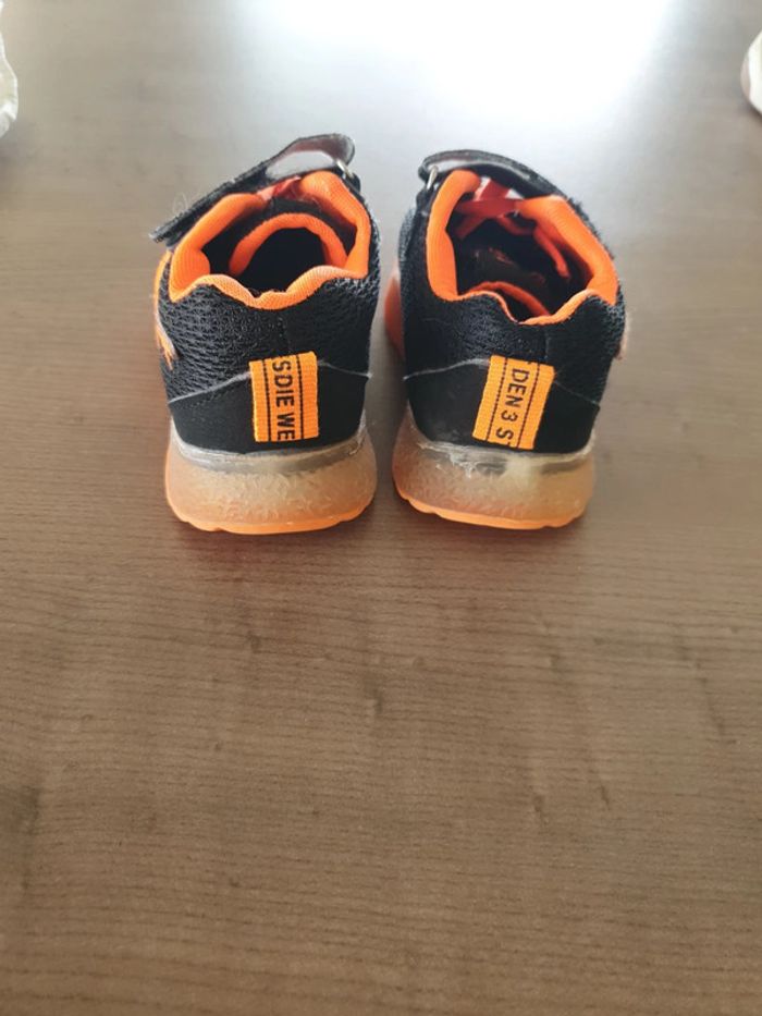 Baskets noires et oranges taille 23 - photo numéro 3