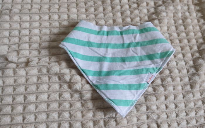Bavoir rayé, blanc et verte