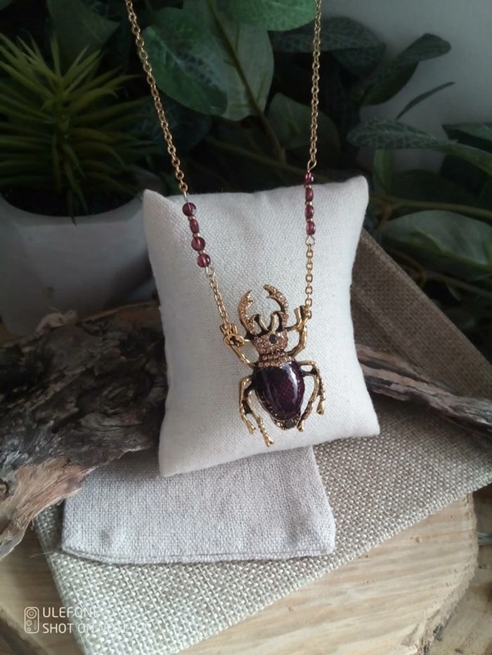 Collier pendentif scarabée et pierres naturelles de grenat