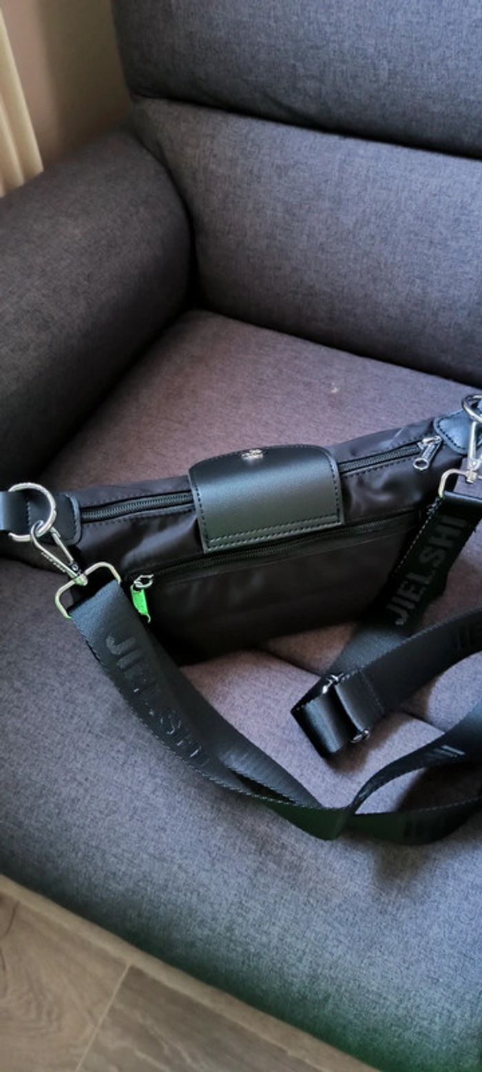 Sac à bandoulière très tendance de très bonne qualité avec compartiment - photo numéro 5