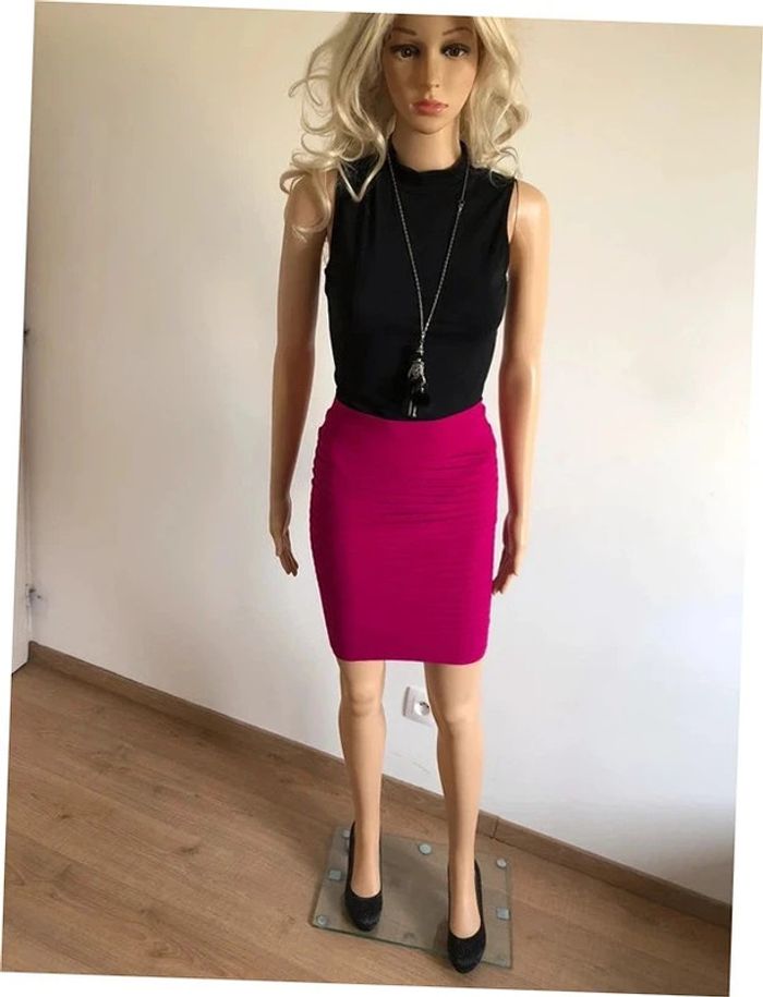 Jupe moulante élastique rose fuschia taille S/M jamais portée - photo numéro 3