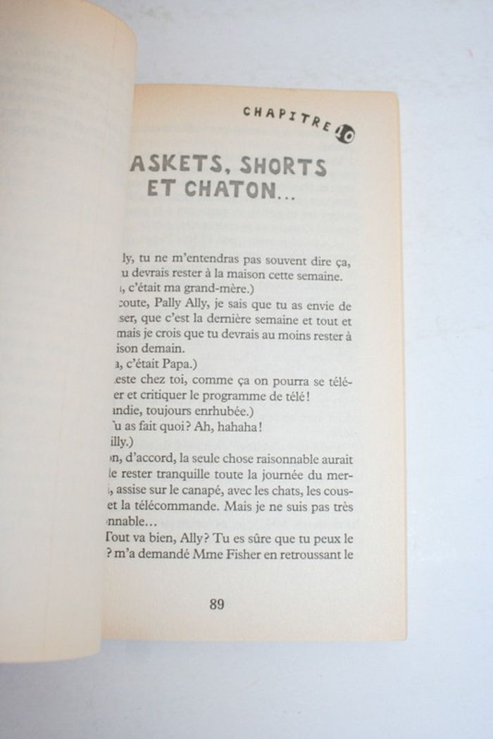 Le monde délirant d'Ally, tome 7, "Bamboulas, petit chat et grosses catas" de Karen MCCombie - photo numéro 3