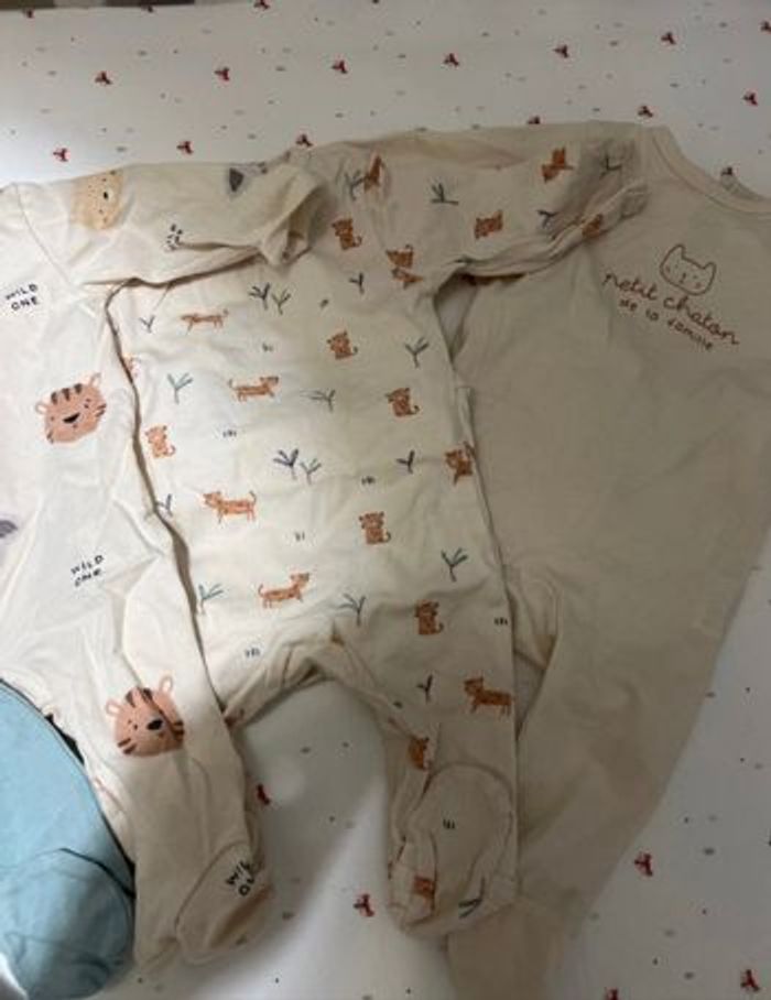 4 Pyjamas 1 mois - photo numéro 3