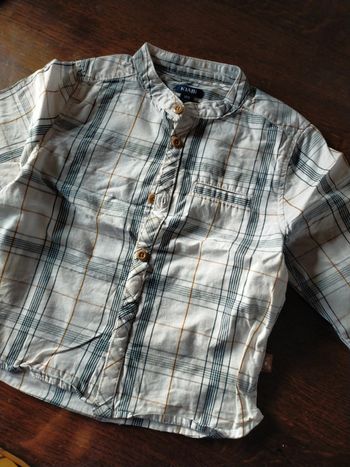 Très jolie chemise à carreaux col tunisien 18 mois