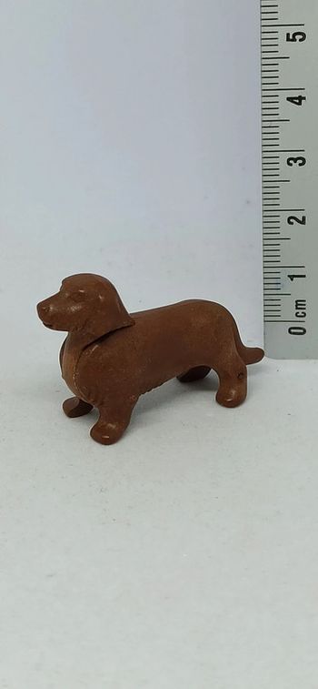 Petit chien teckel marron foncé playmobil