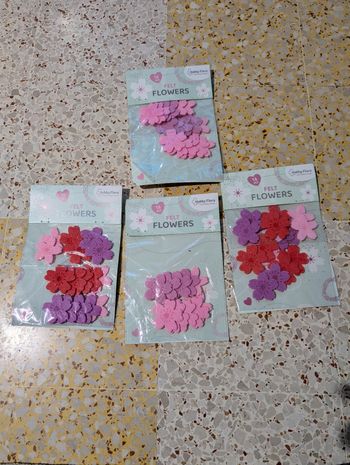 Lot deco feutrine fleurs neuves 