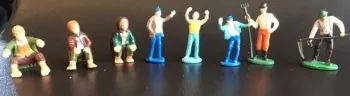 8 petites figurines en plastique – Très bon état