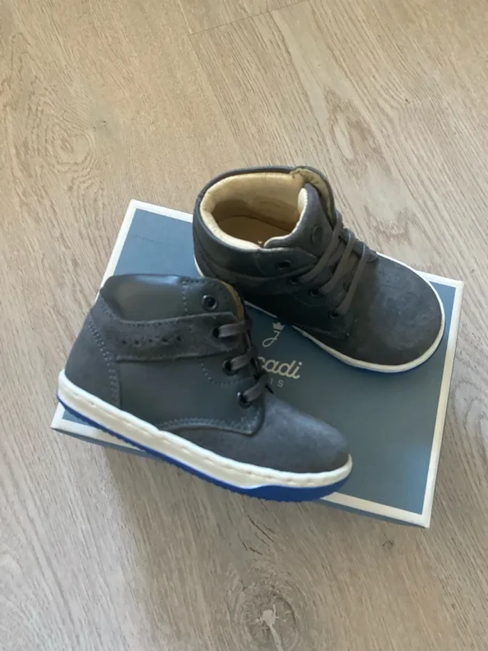 Bottines tennis en cuir Jacadi pointure 19 Neuve val 75e