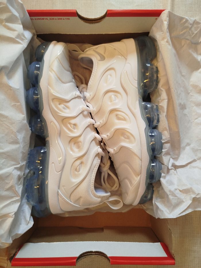 Nike vapormax plus triple white