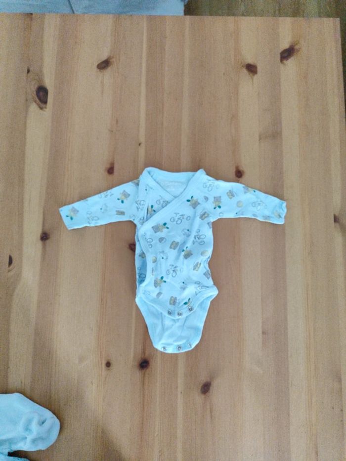 Lot 2 bodies et 1 pyjama Kiabi - photo numéro 6