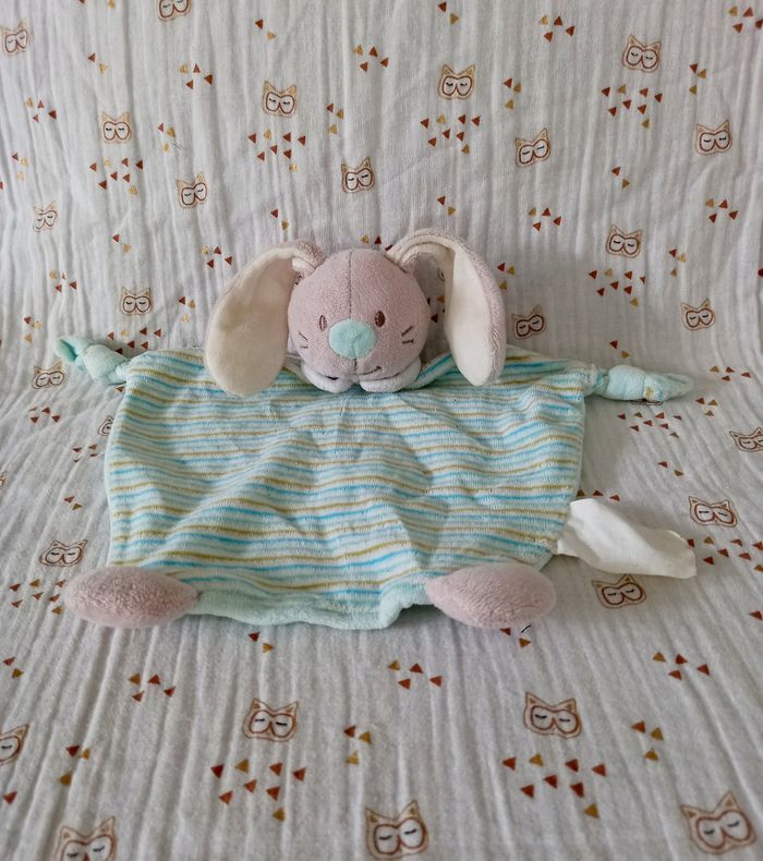 Doudou lapin plat rayé bleu jaune col blanc museau bleu